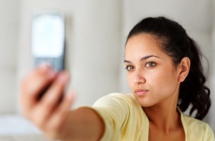 Женщины обнажаются перед мобильным телефоном чаще, чем мужчины