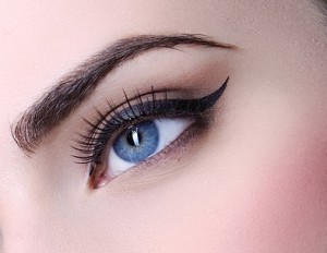 Правильный макияж глаз подчеркивает их синеву и делает взгляд более ярким и выразительным.