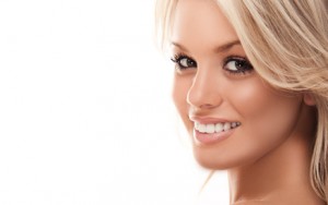 Правильный макияж для блондинок подчеркивает естественную красоту лица.