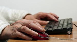 Бабушек за компьютером волнуют вопросы совместимости и отношений
